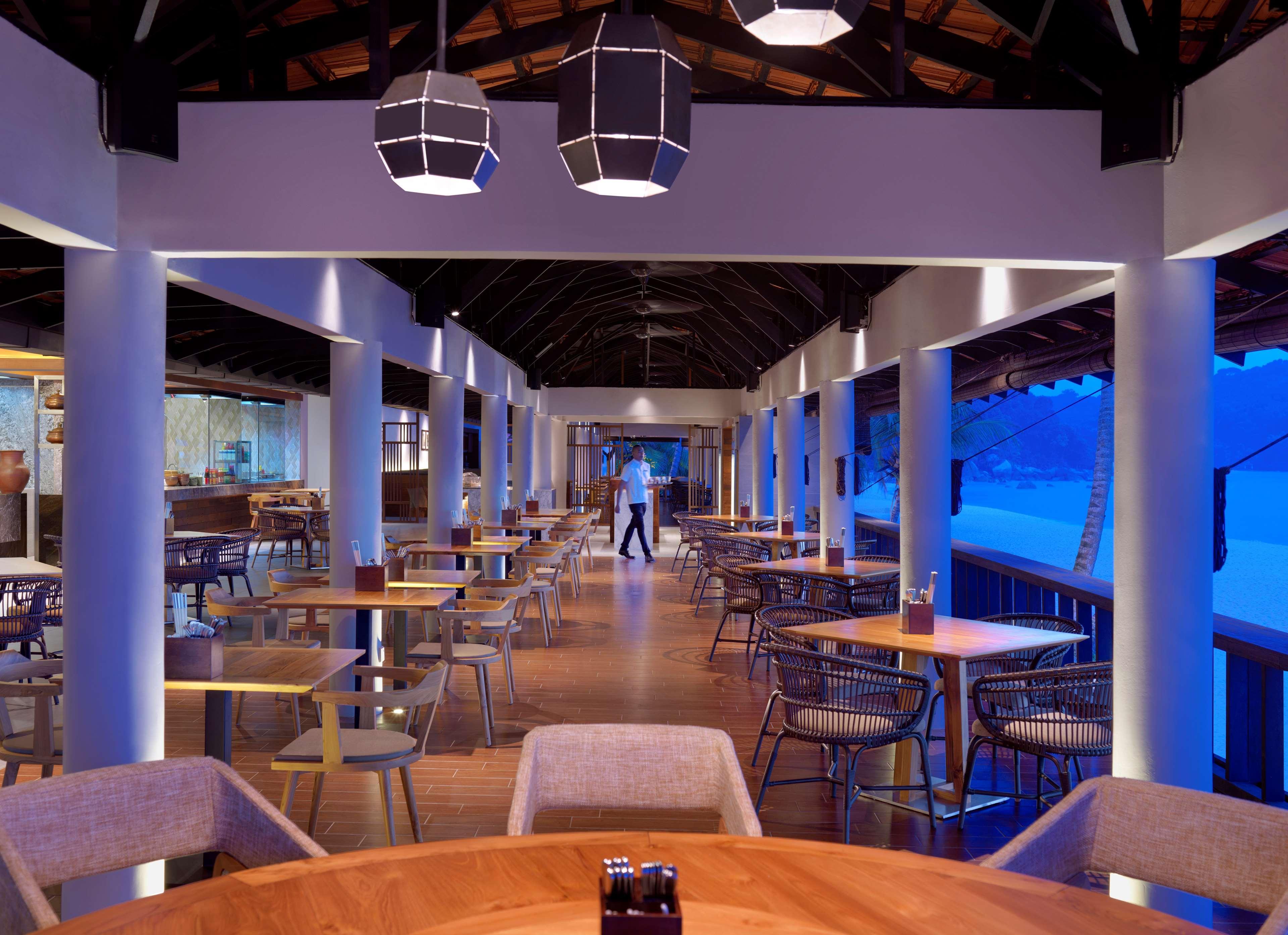 하얏트 리젠시 콴탄 리조트 외부 사진 The restaurant at the aquarium