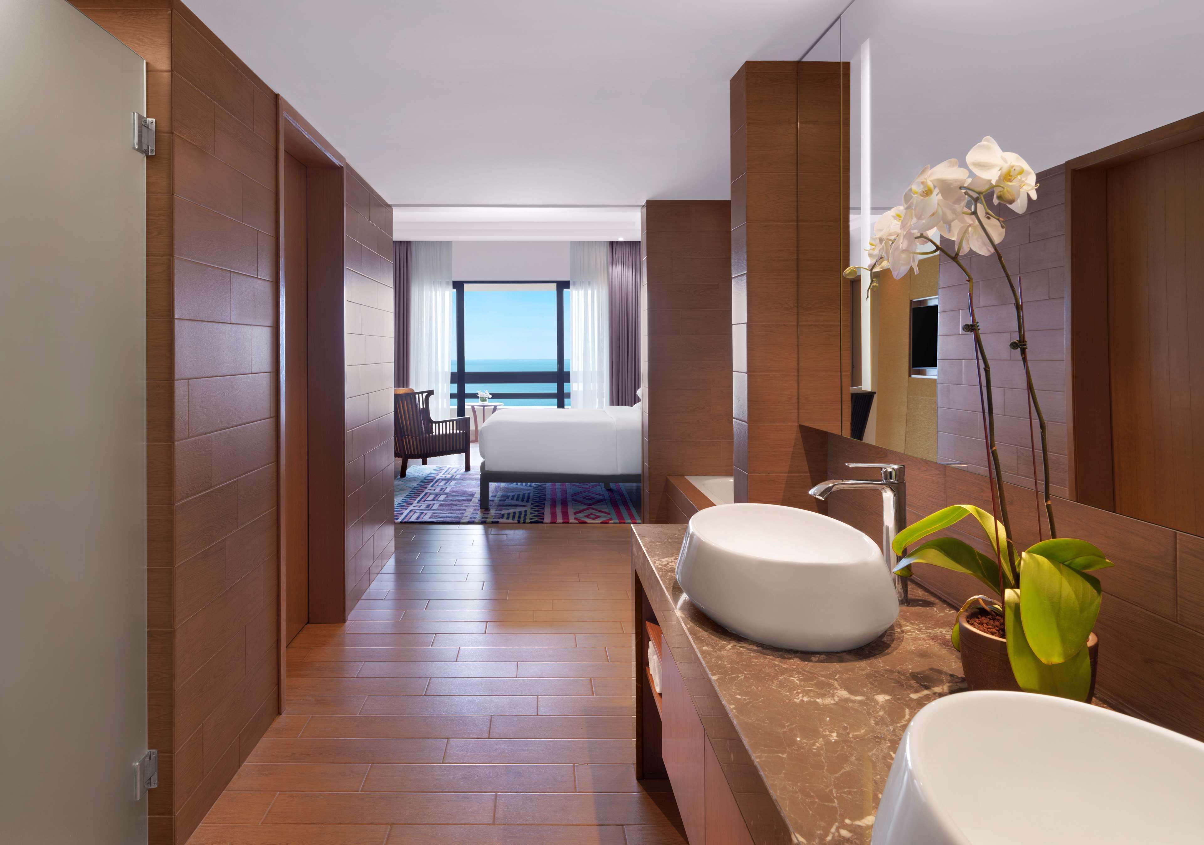 하얏트 리젠시 콴탄 리조트 외부 사진 A bathroom at the hotel