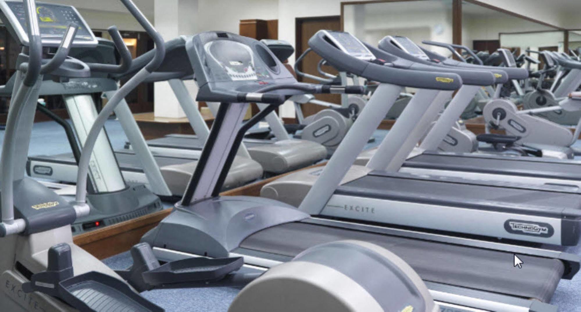 하얏트 리젠시 콴탄 리조트 외부 사진 Treadmills in a gym